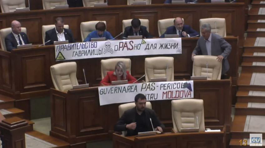 Оппозиция встретила Гаврилицу плакатом "Правительство oPASно для жизни".