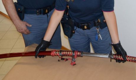 Doi moldoveni au ajuns pe mâna poliţiei italiene, după ce s-au plimbat cu o sabie de samurai în maşină. Foto: gazzettadimodena.gelocal.it