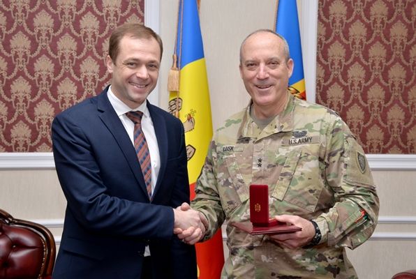Американский генерал удостоен награды Минобороны Молдовы.