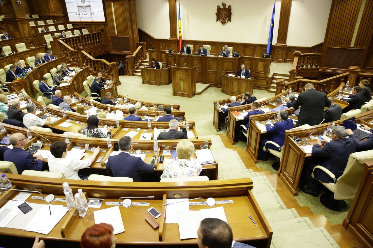 10 постоянных комиссий будут работать в парламенте.