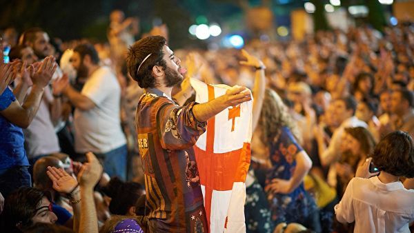 Участники акции в Тбилиси перекрыли центральный проспект Руставели.
