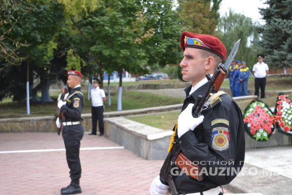 Участники торжеств почтили память погибших воинов.