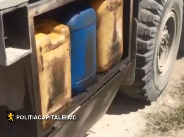 În timpul reţinerii, poliţiştii au depistat peste o tonă de motorină, ascunsă în rezervoarele suplimentar adaptate la camion.