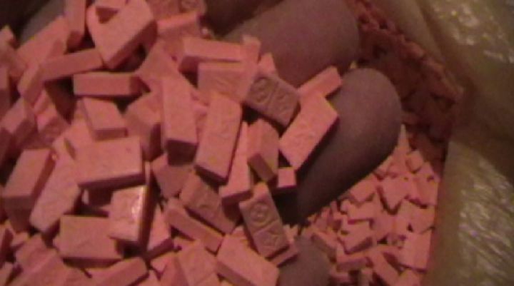 Trei bărbaţi au fost reţinuţi de oamenii legii pentru punerea în circulaţie a peste 3.000 de pastile ecstasy.