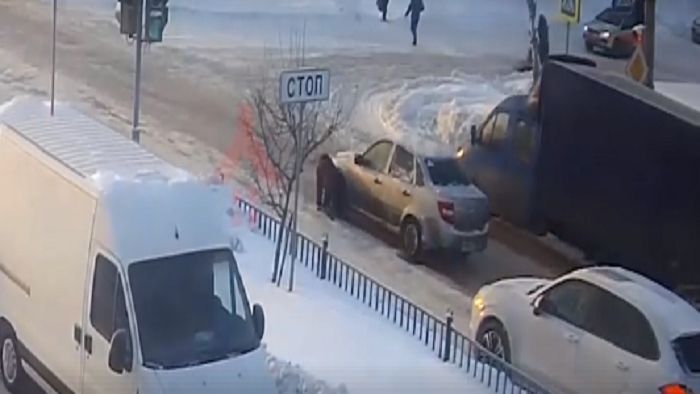 O femeie lunecă pe gheață și cade, după care e lovită de o mașină