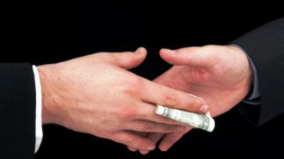 În rezultatul percheziţiilor efectuate la domiciliul suspectului, au fost depistate sume mari de bani, inclusiv în valută străină.