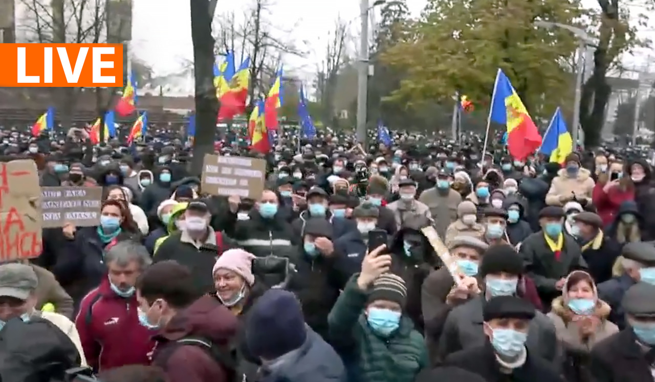 Перед зданием парламента проходит протест.