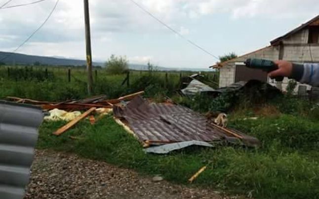 O furtună transformată în tornadă a făcut ravagii într-un sat din România. 