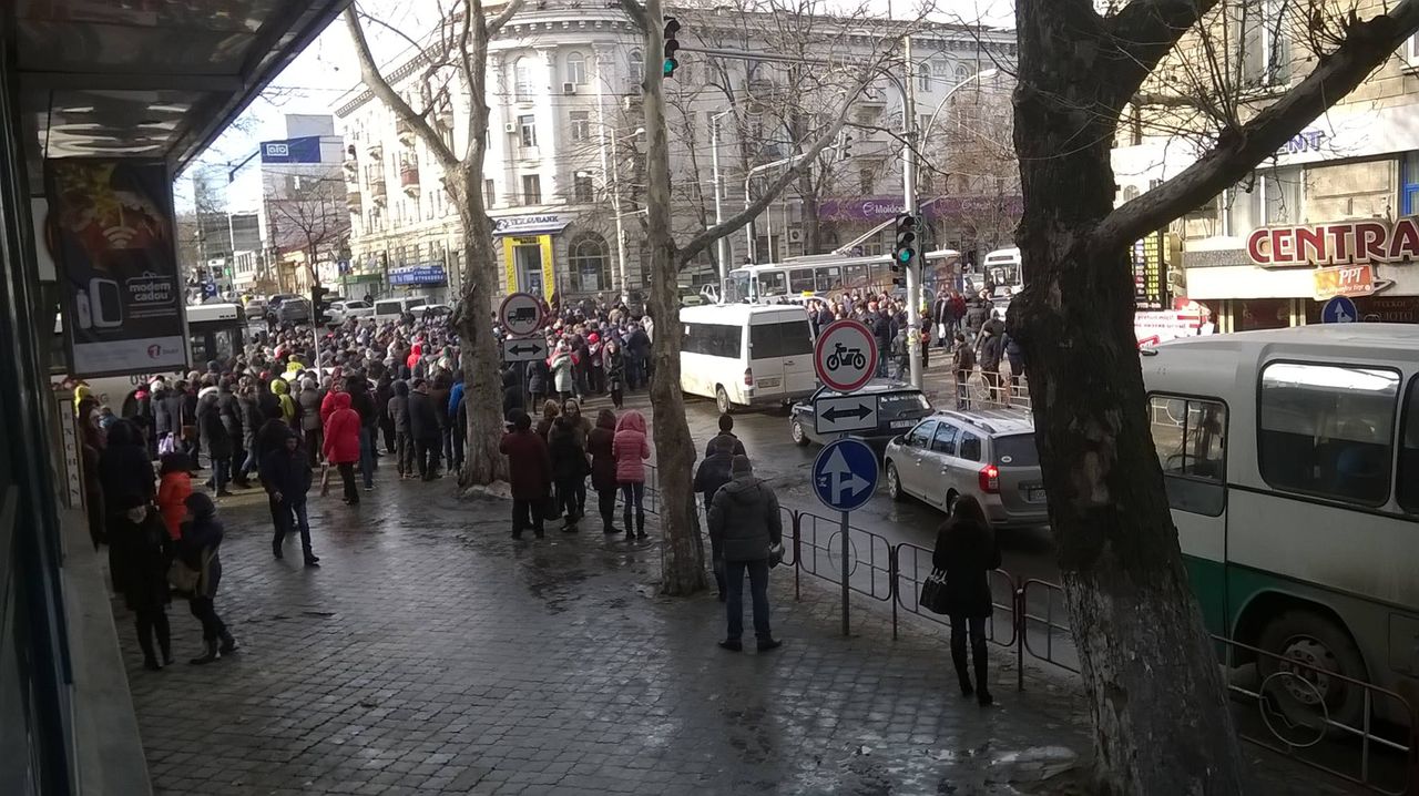 Ambuteiaje kilometrice în preajma Pieţei Centrale din Capitală. 