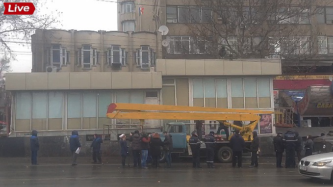 Хозяин магазина заявляет, что никакого предупреждения о сносе объявлено не было.