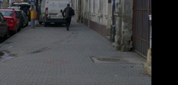 Două femei au fost lovite în plin de un automobil, când se deplasau pe un trotuar. Foto: deschide.md