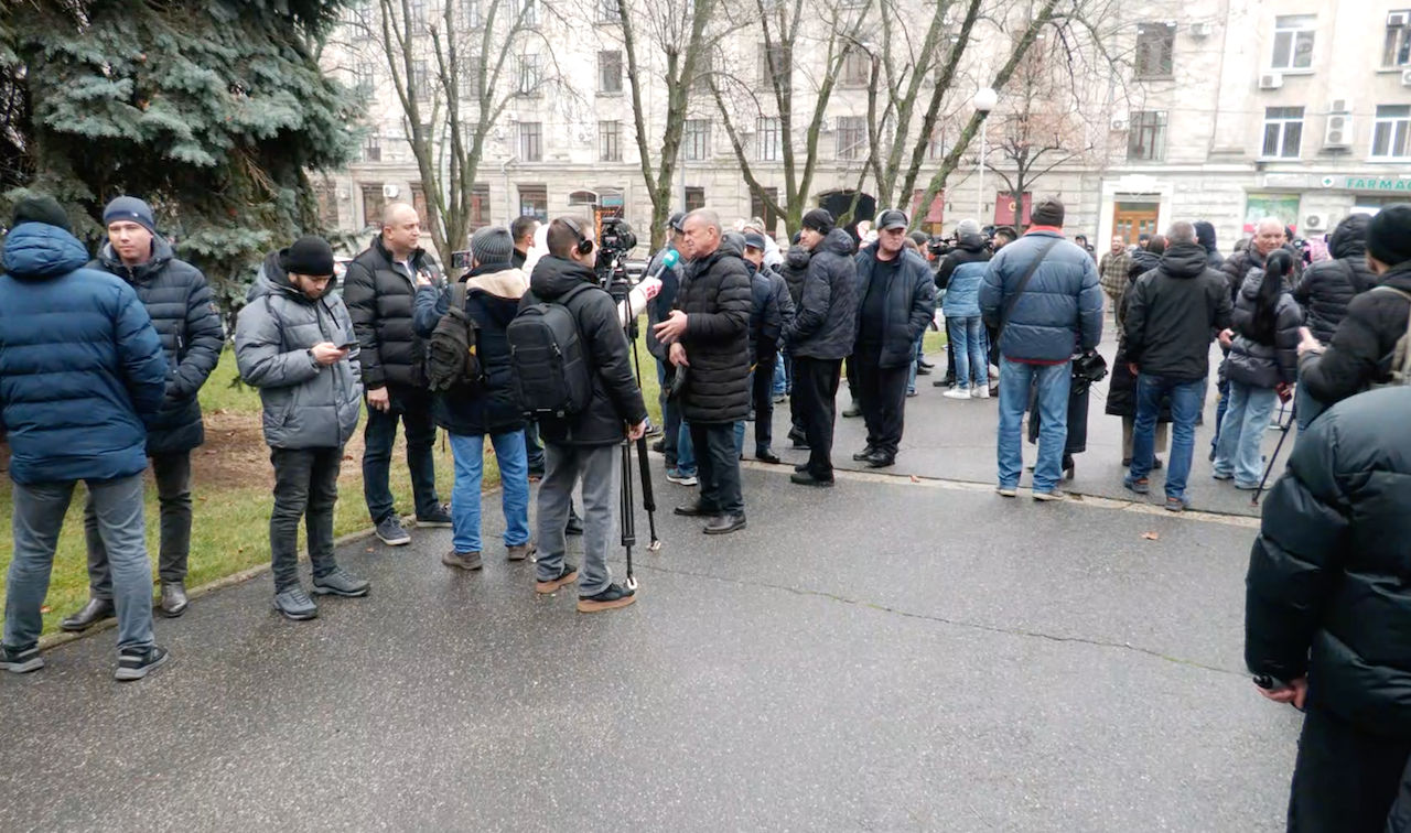 Протестующие у правительства фермеры грозят блокировкой границ.