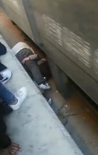 Египтянин накрыл собой упавшего на рельсы ребенка и спас его от поезда .