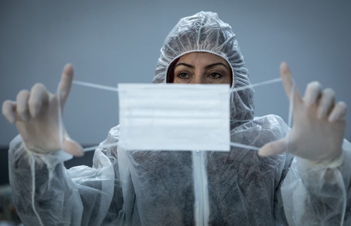 Исследование в США показало, что пандемию не остановить только вакцинацией.