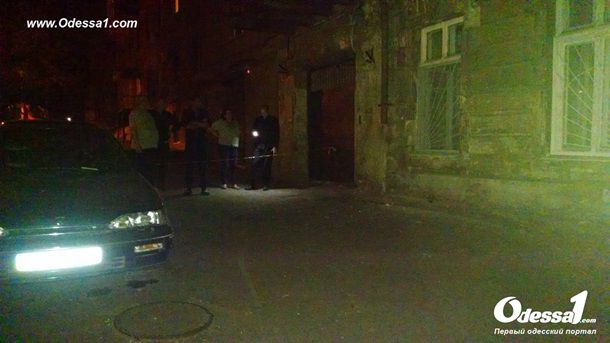 Осколками была повреждена припаркованная неподалеку машина.