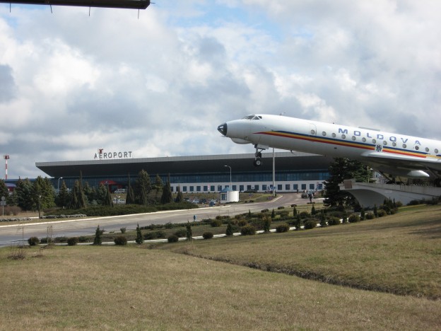 Acte false depistate pe Aeroportul din Capitală.