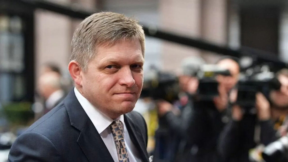 Словацкого премьера Фицо выписали из больницы домой.