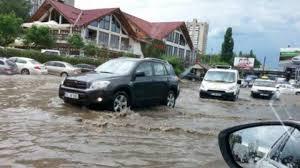 Soferi inarmati-va cu rabdare. La fiecare ploaie torentiala strada Albisoara va fi inundata.