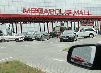 Patru cetăţeni chinezi acuzaţi de spionaj şi infracţiuni de crimă organizată în România au deschis mega businessuri pe ambele maluri ale Prutului.
