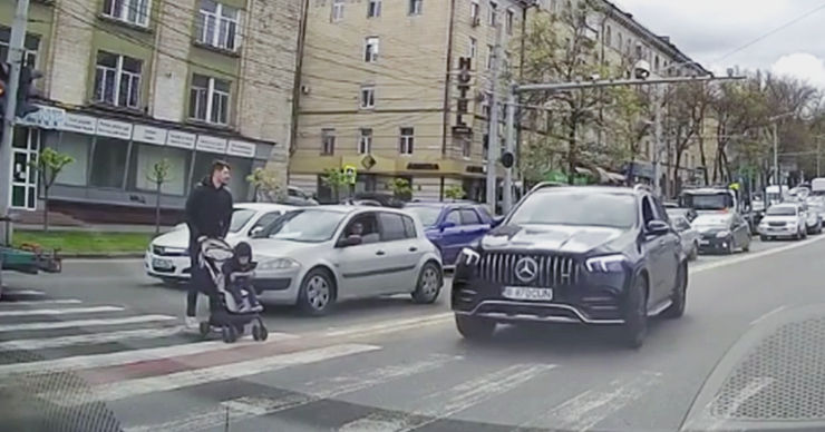 Водителю, не пропустившему отца с ребенком, грозит штраф и лишение прав.