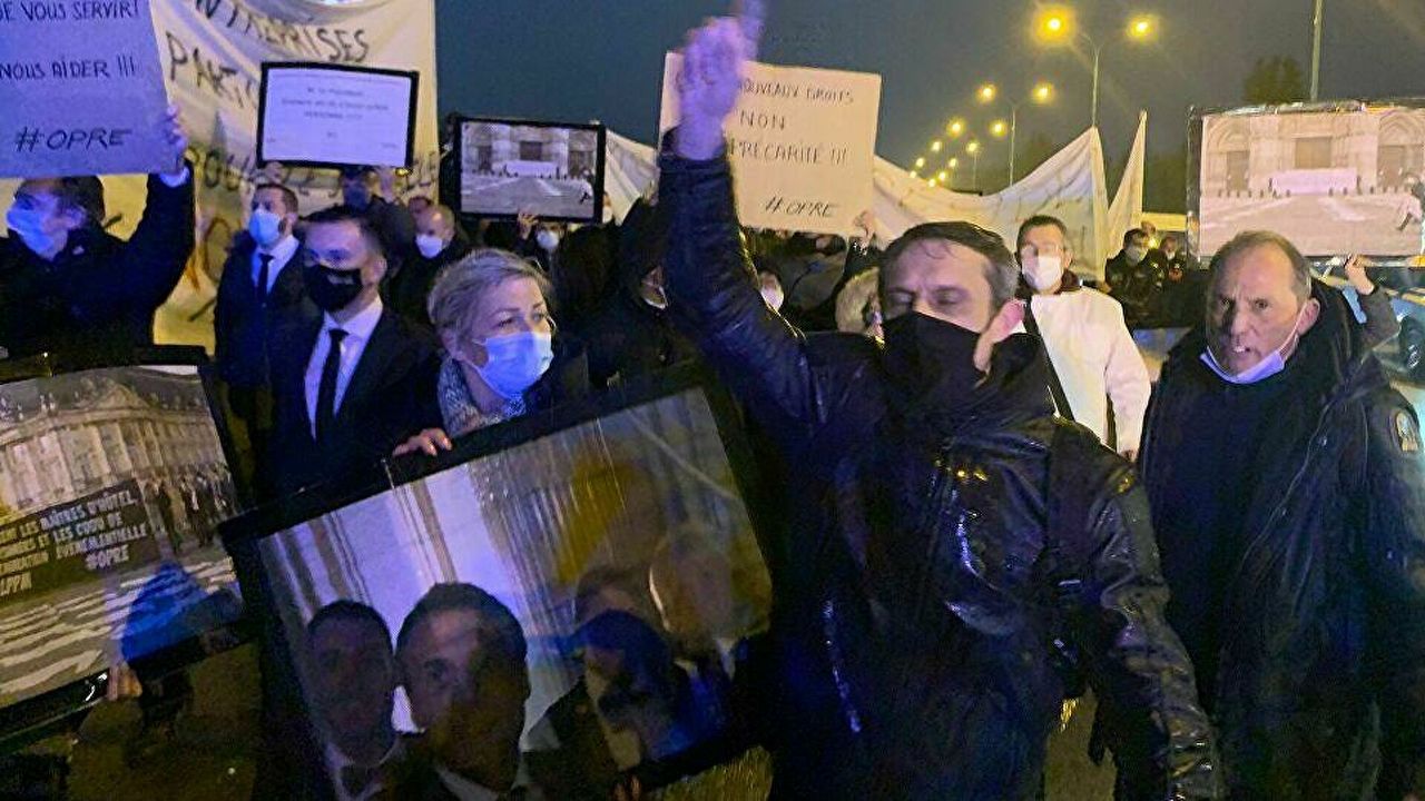 В Париже сотрудники ресторанов заблокировали дорогу из-за мер по COVID. Фото: ria.ru.