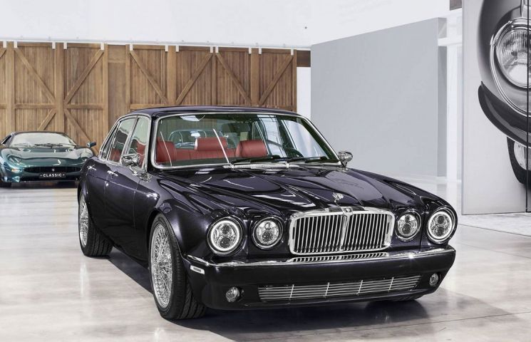 Toboșarul de la Iron Maiden a luat cu asalt Salonul Auto de la Geneva cu un Jaguar XJ6.