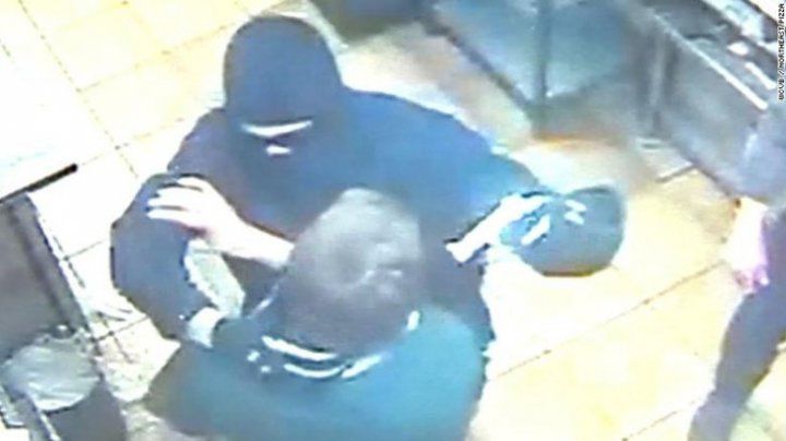 Au trăit şocul vieţii: Angajaţii unei pizzerii au blocat un jaf armat