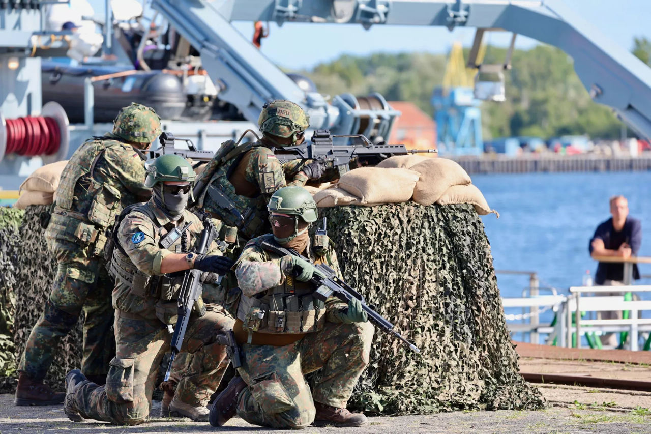 Țările NATO efectuează exerciții militare comune în Marea Baltică.