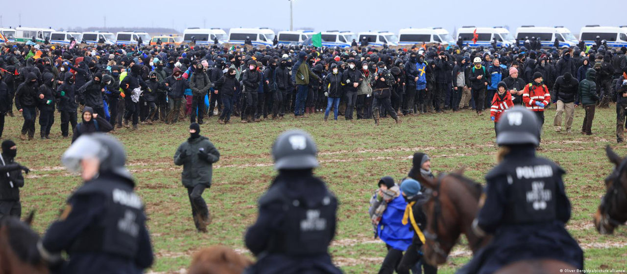 Тысячи экоактивистов вышли на акцию протеста на западе ФРГ.