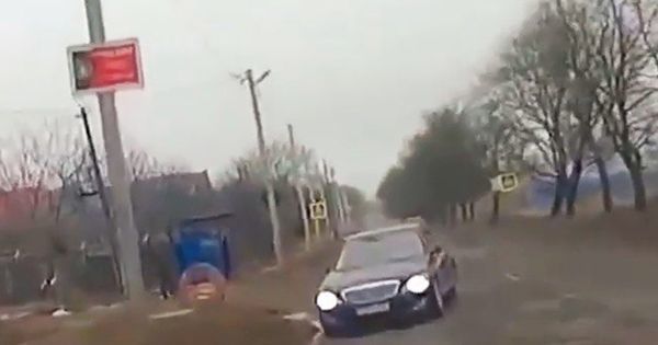 В столице два водителя едва не столкнулись на дороге.