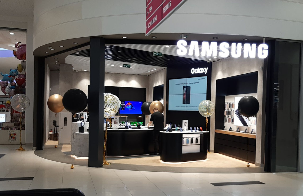 Samsung будет бесплатно ремонтировать гаджеты украинцев.