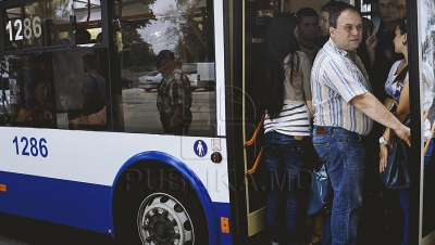 Ghinion pentru mai mulți șoferi de troleibuz din capitală. Au venit la muncă dis-de-dimineaţă, dar nu au fost lăsați să lucreze.