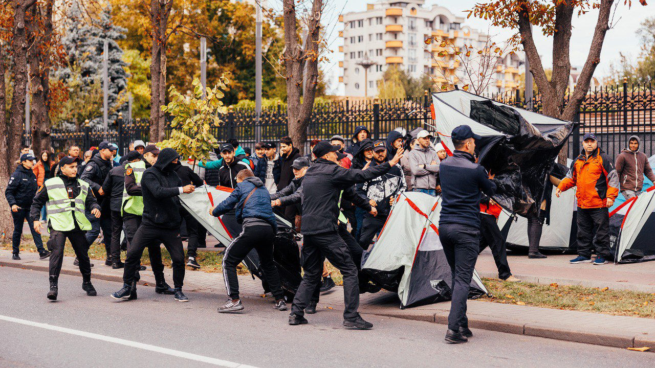 Полиция задержала четверых протестующих, пытавшихся заблокировать проезд.