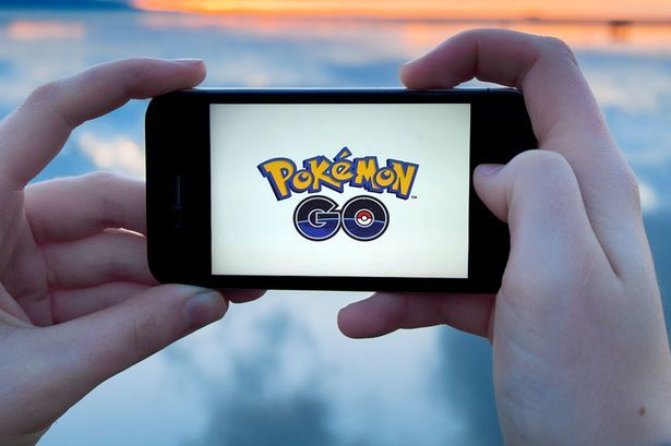 O femeie de New Jersey a solicitat intervenția pompierilor, după ce a rămas blocată într-un copac dintr-un cimitir, în timp ce încerca să prindă un Pokemon.