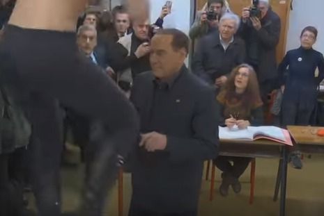 Активистка FEMEN попыталась помешать Берлускони проголосовать.