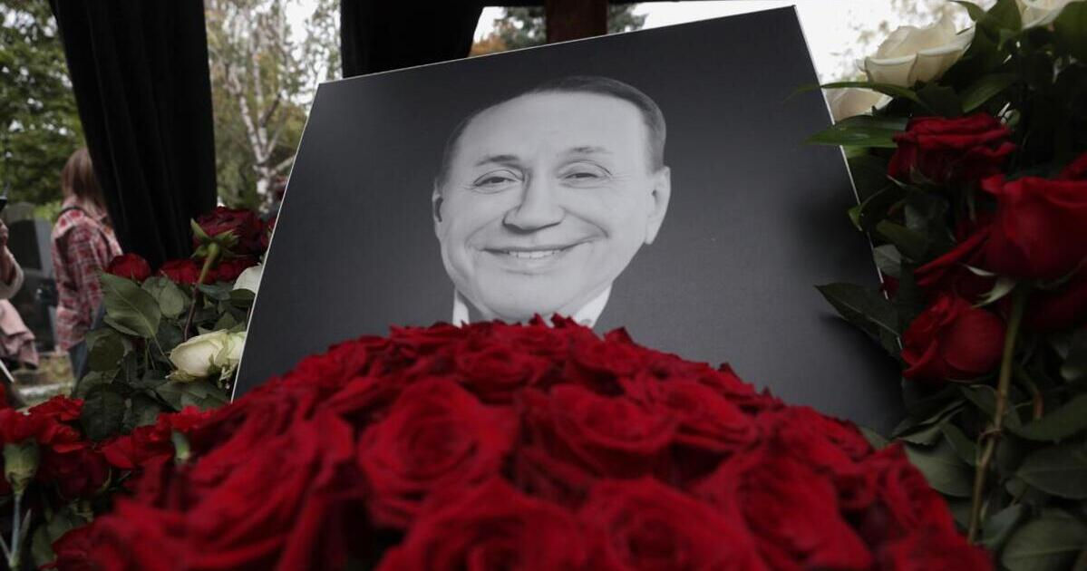Un necunoscut a distrus mormântul lui Masleakov și a încercat să fure crucea de pe acesta.