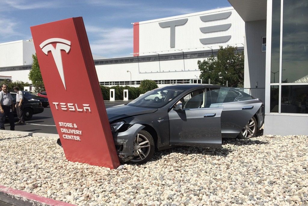 Спустя несколько дней после сообщений об аварии акции Tesla потеряли в цене около 10%.