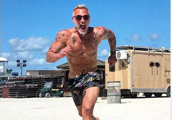 Gianluca Vacchi, ţinta glumelor după ce internauţii au aflat că are probleme cu banii. Foto: viva.ro