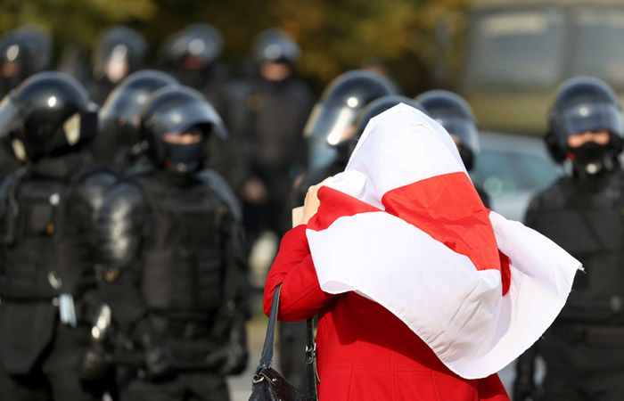 В МВД Белоруссии пообещали гуманно применять огнестрел к протестующим. Фото: interfax.ru.