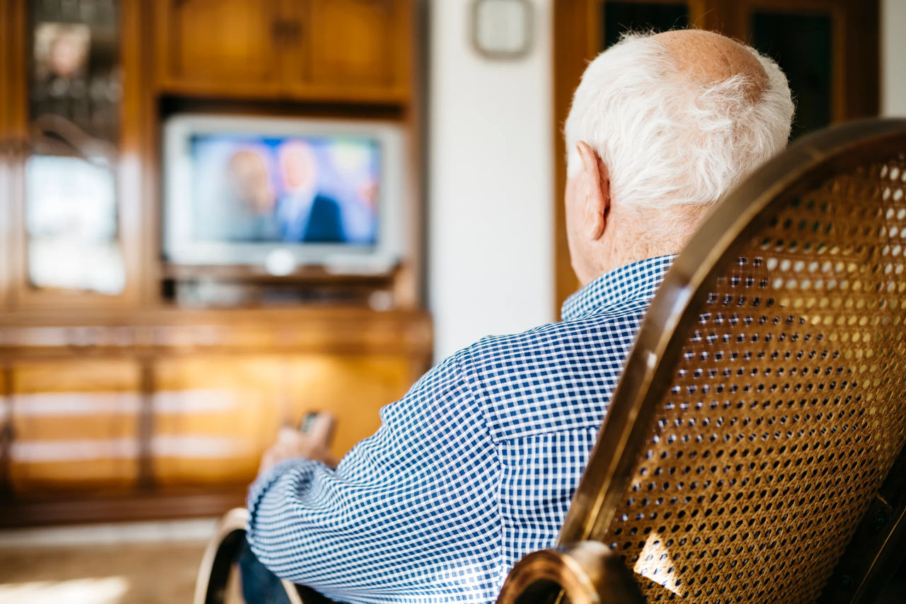 Studiu: Fiecare oră în plus petrecută în fața televizorului crește riscul de accident vascular cerebral.