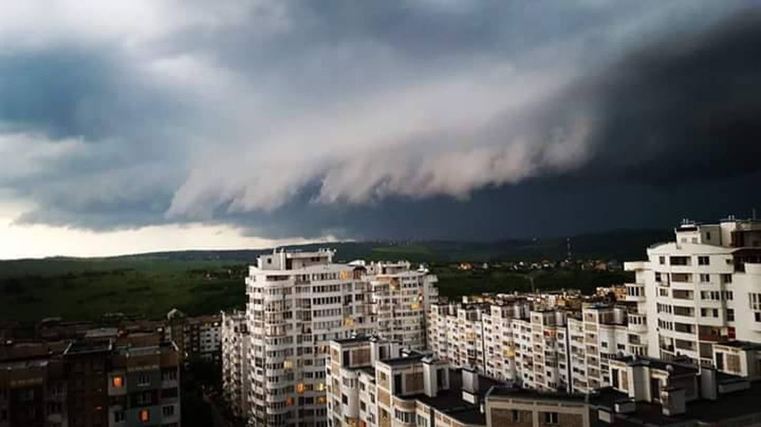 Синоптики продлили желтый код метеоопасности в связи с грозами и ливнями с градом. Фото: sputnik.md