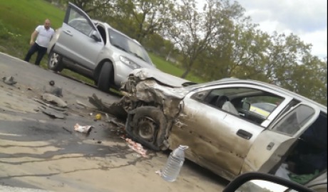 В результате столкновения и «Опель», и мотоцикл отбросило на другие два автомобиля.