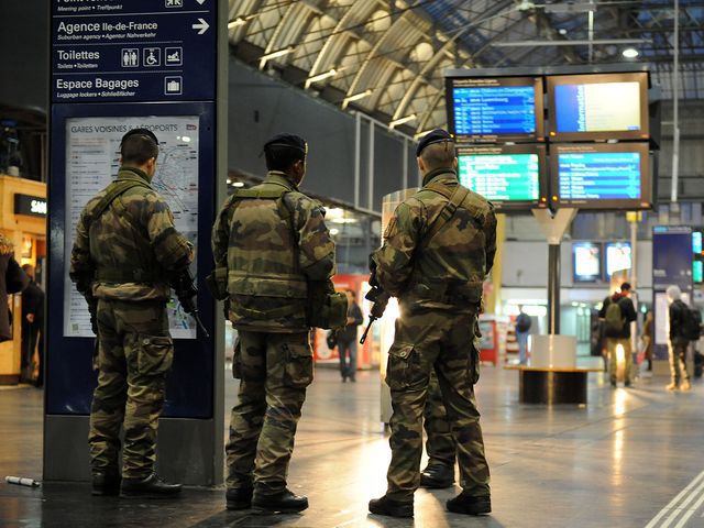 Gara de Est din Paris a fost evacuată vineri dimineaţă în jurul orei 08:00 din cauza unei alerte cu bombă.