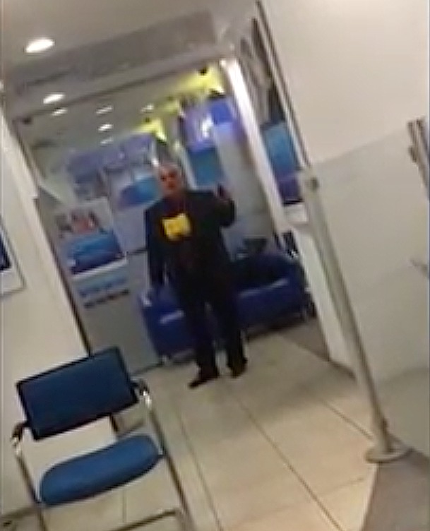 В Москве неизвестный захватил банк.