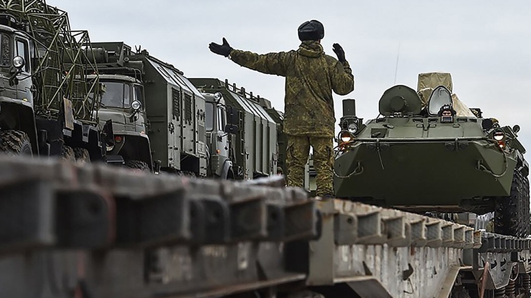 Российские военные возвращаются в свои гарнизоны после учений рядом с Украиной.