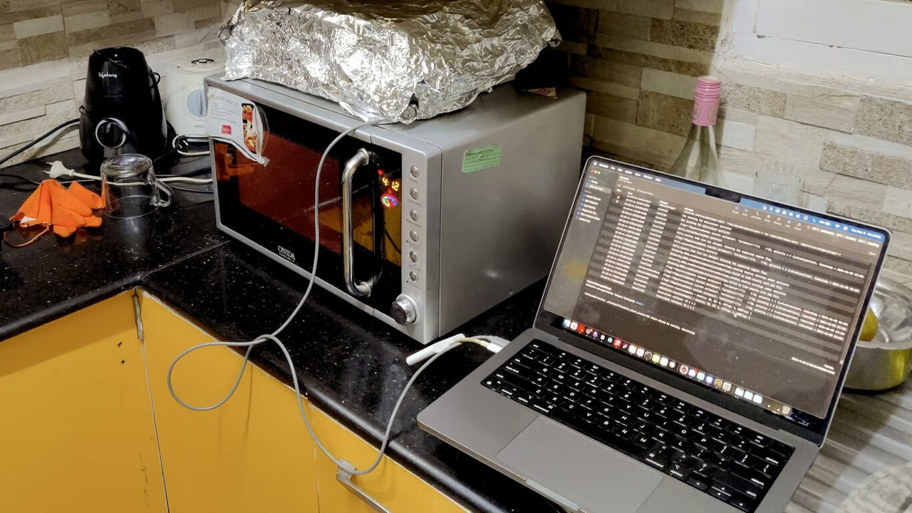 Hackerii au spart căștile AirPods folosind un cuptor cu microunde și le-au transformat într-un aparat auditiv.
