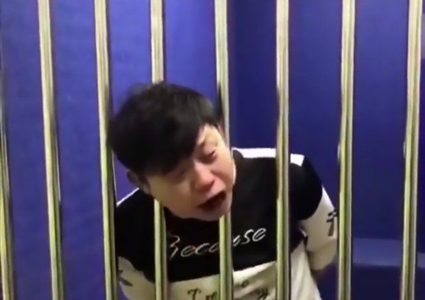 В Китае заключенный застрял в решетке и расплакался.