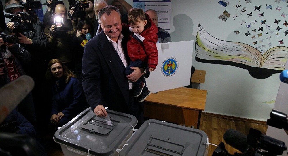 Igor Dodon s-a prezentat la secția de votare împreună cu soția sa Galina Dodon și cu cei trei fii. Foto: Sputnik / MIROSLAV ROTARI