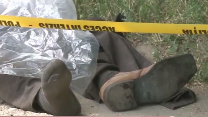 Doi indivizi au fost surprinşi în plină zi în timp ce târau cadavrul unui boschetar. 