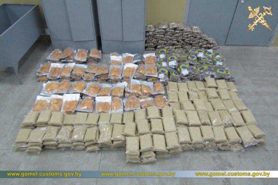 Молдаванин вез контрабандой в ЕАЭС 400 килограммов орехов и сухофруктов.